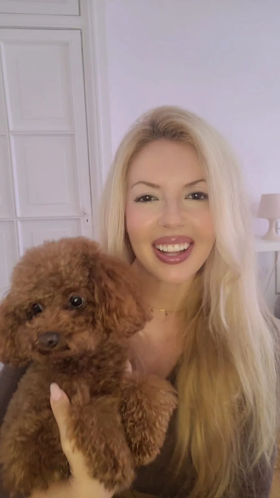 Elena con su caniche Rey - Asesora Experta en Caniches